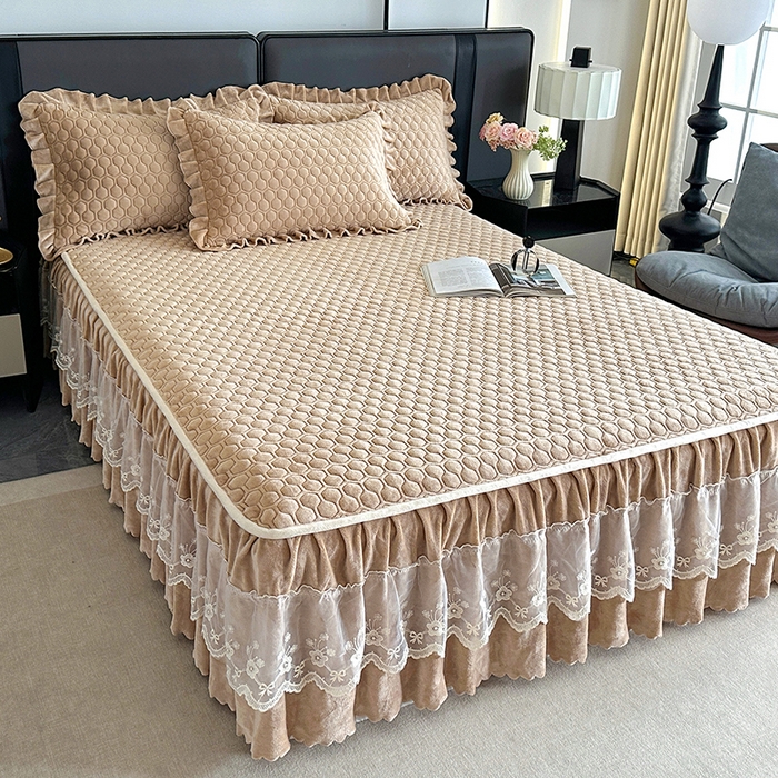 91家纺网 家纺一手货源 找家纺 董韵家纺 2025新款牛奶绒刺绣夹棉床裙三件套系列（控价） 丝语-驼奶咖