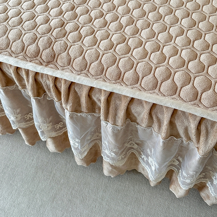 91家纺网 家纺一手货源 找家纺 董韵家纺 2025新款牛奶绒刺绣夹棉床裙三件套系列（控价） 丝语-驼奶咖