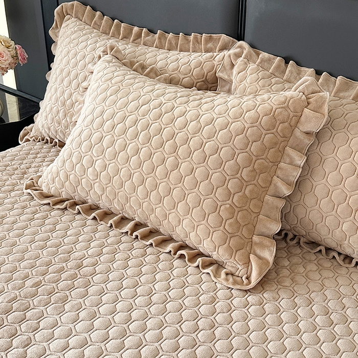 91家纺网 家纺一手货源 找家纺 董韵家纺 2025新款牛奶绒刺绣夹棉床裙三件套系列（控价） 丝语-驼奶咖