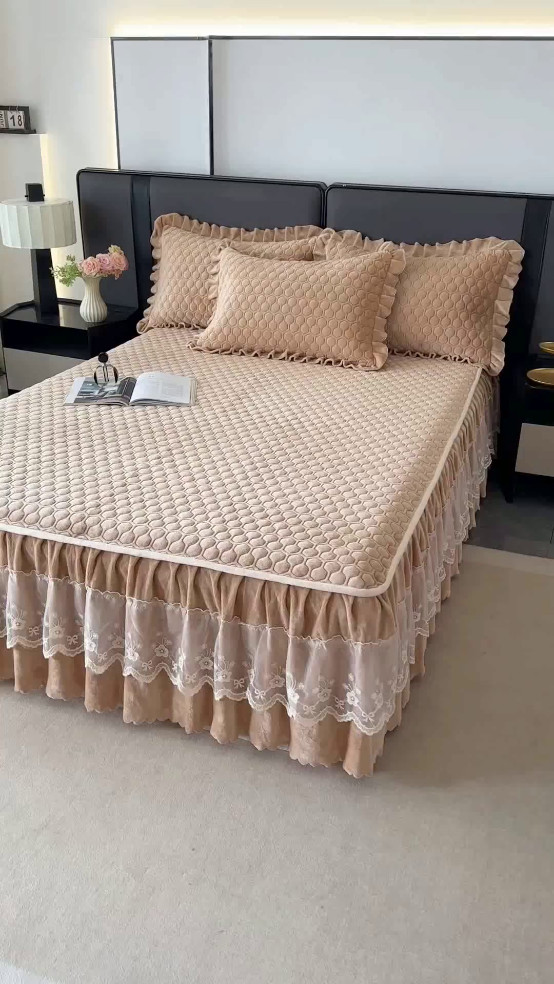 91家纺网 家纺一手货源 找家纺 董韵家纺 2025新款牛奶绒刺绣夹棉床裙三件套系列（控价） 丝语-驼奶咖