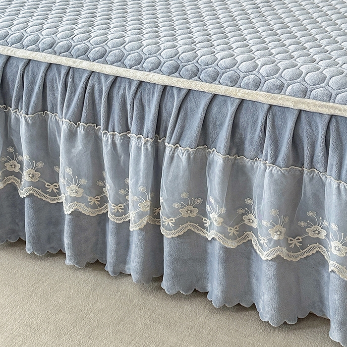 91家纺网 家纺一手货源 找家纺 董韵家纺 2025新款牛奶绒刺绣夹棉床裙三件套系列（控价） 丝语-云烟灰