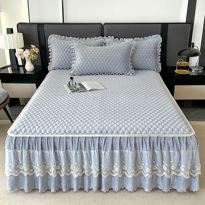 91家纺网 家纺一手货源 找家纺 董韵家纺 2025新款牛奶绒刺绣夹棉床裙三件套系列（控价） 丝语-云烟灰