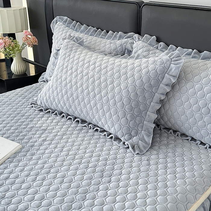 91家纺网 家纺一手货源 找家纺 董韵家纺 2025新款牛奶绒刺绣夹棉床裙三件套系列（控价） 丝语-云烟灰