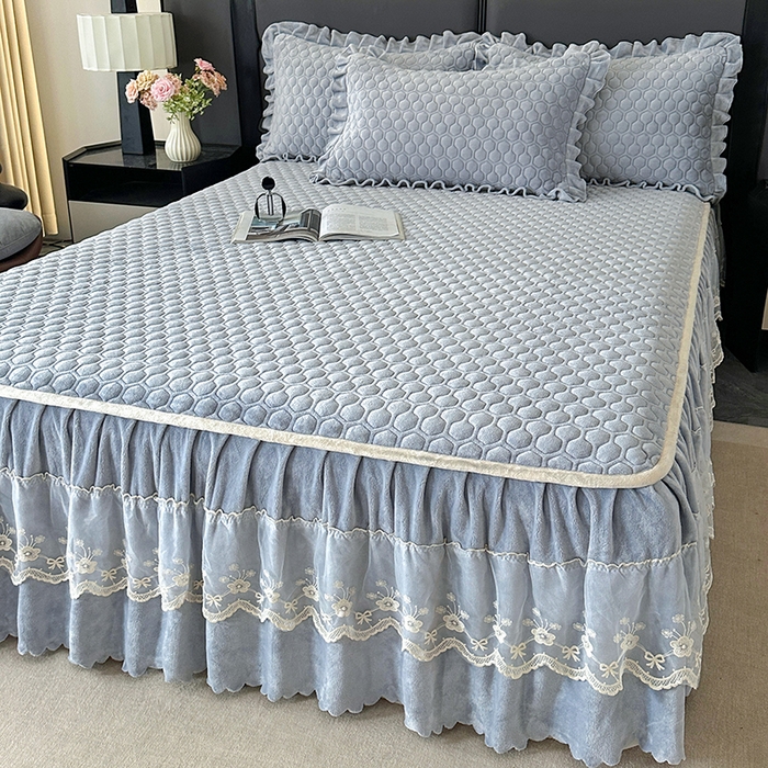 91家纺网 家纺一手货源 找家纺 董韵家纺 2025新款牛奶绒刺绣夹棉床裙三件套系列（控价） 丝语-云烟灰