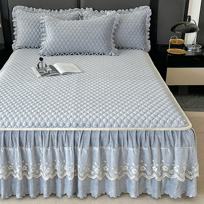 91家纺网 家纺一手货源 找家纺 董韵家纺 2025新款牛奶绒刺绣夹棉床裙三件套系列（控价） 丝语-云烟灰