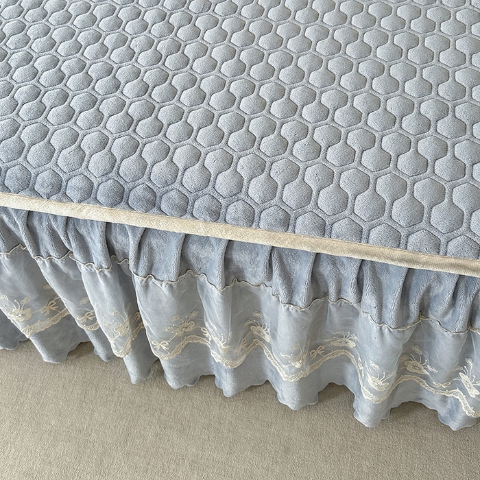 91家纺网 家纺一手货源 找家纺 董韵家纺 2025新款牛奶绒刺绣夹棉床裙三件套系列（控价） 丝语-云烟灰