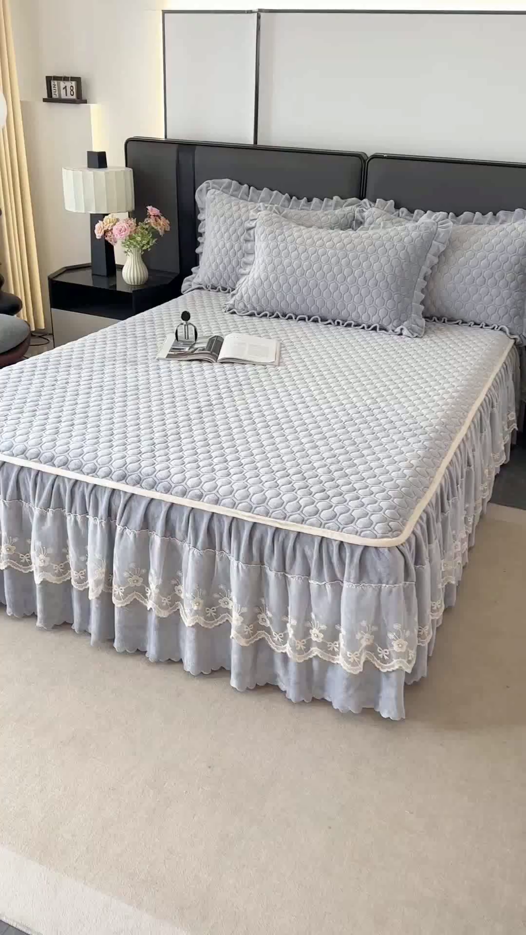 91家纺网 家纺一手货源 找家纺 董韵家纺 2025新款牛奶绒刺绣夹棉床裙三件套系列（控价） 丝语-云烟灰