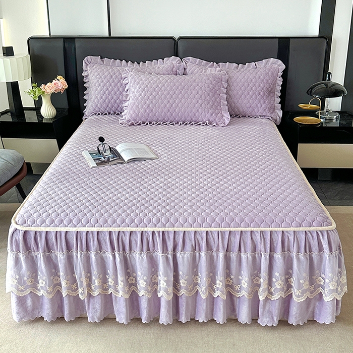 91家纺网 家纺一手货源 找家纺 董韵家纺 2025新款牛奶绒刺绣夹棉床裙三件套系列（控价） 丝语-云紫