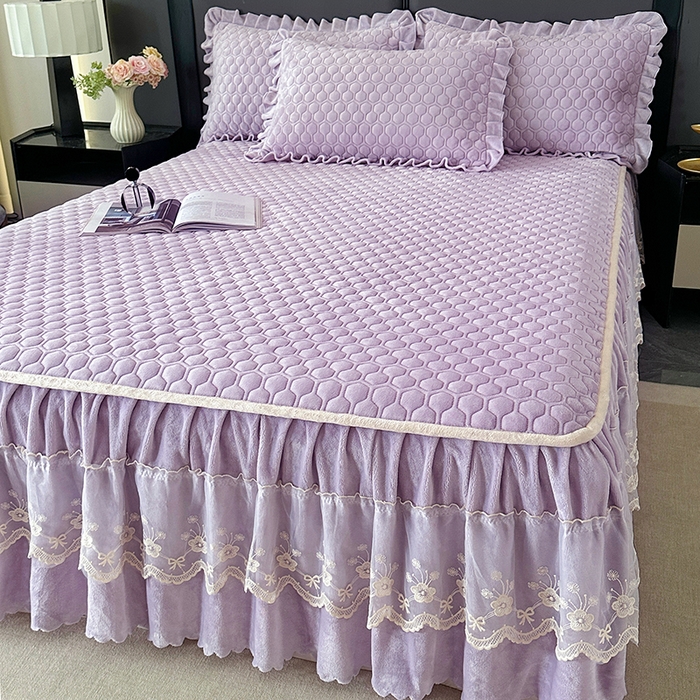 91家纺网 家纺一手货源 找家纺 董韵家纺 2025新款牛奶绒刺绣夹棉床裙三件套系列（控价） 丝语-云紫