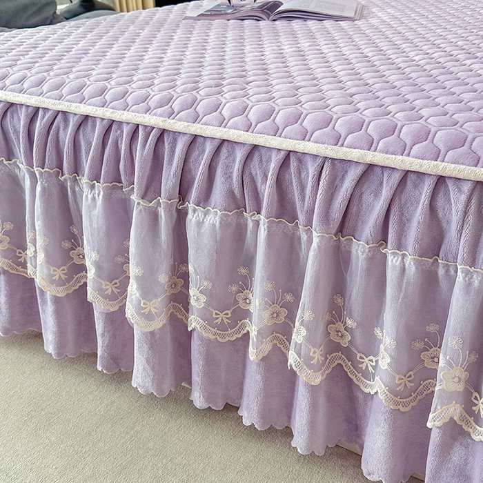 91家纺网 家纺一手货源 找家纺 董韵家纺 2025新款牛奶绒刺绣夹棉床裙三件套系列（控价） 丝语-云紫