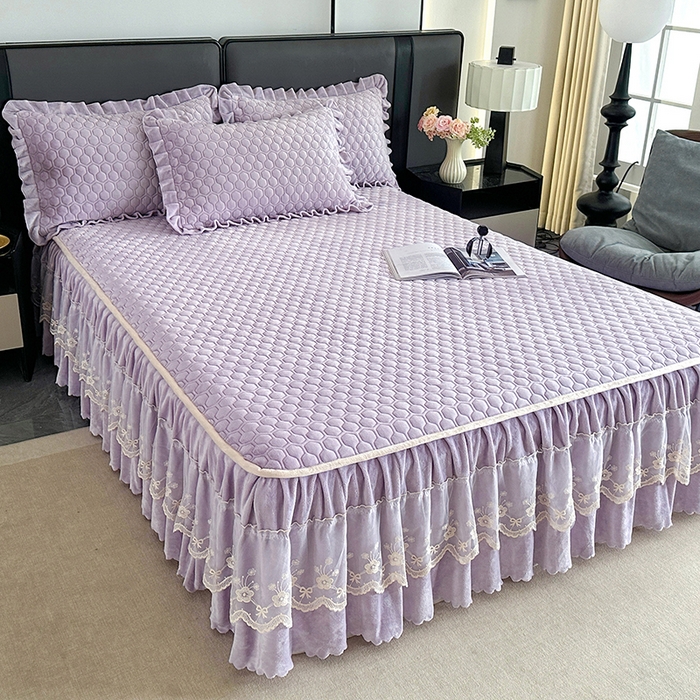 91家纺网 家纺一手货源 找家纺 董韵家纺 2025新款牛奶绒刺绣夹棉床裙三件套系列（控价） 丝语-云紫