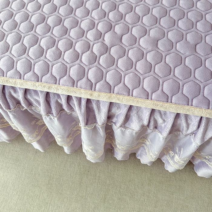 91家纺网 家纺一手货源 找家纺 董韵家纺 2025新款牛奶绒刺绣夹棉床裙三件套系列（控价） 丝语-云紫