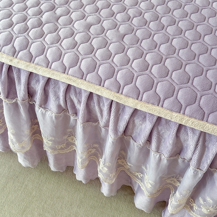 91家纺网 家纺一手货源 找家纺 董韵家纺 2025新款牛奶绒刺绣夹棉床裙三件套系列（控价） 丝语-云紫