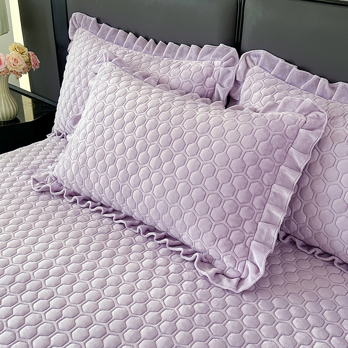 91家纺网 家纺一手货源 找家纺 董韵家纺 2025新款牛奶绒刺绣夹棉床裙三件套系列（控价） 丝语-云紫