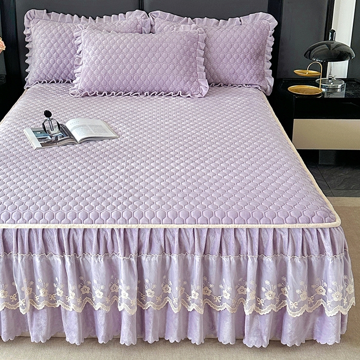 91家纺网 家纺一手货源 找家纺 董韵家纺 2025新款牛奶绒刺绣夹棉床裙三件套系列（控价） 丝语-云紫