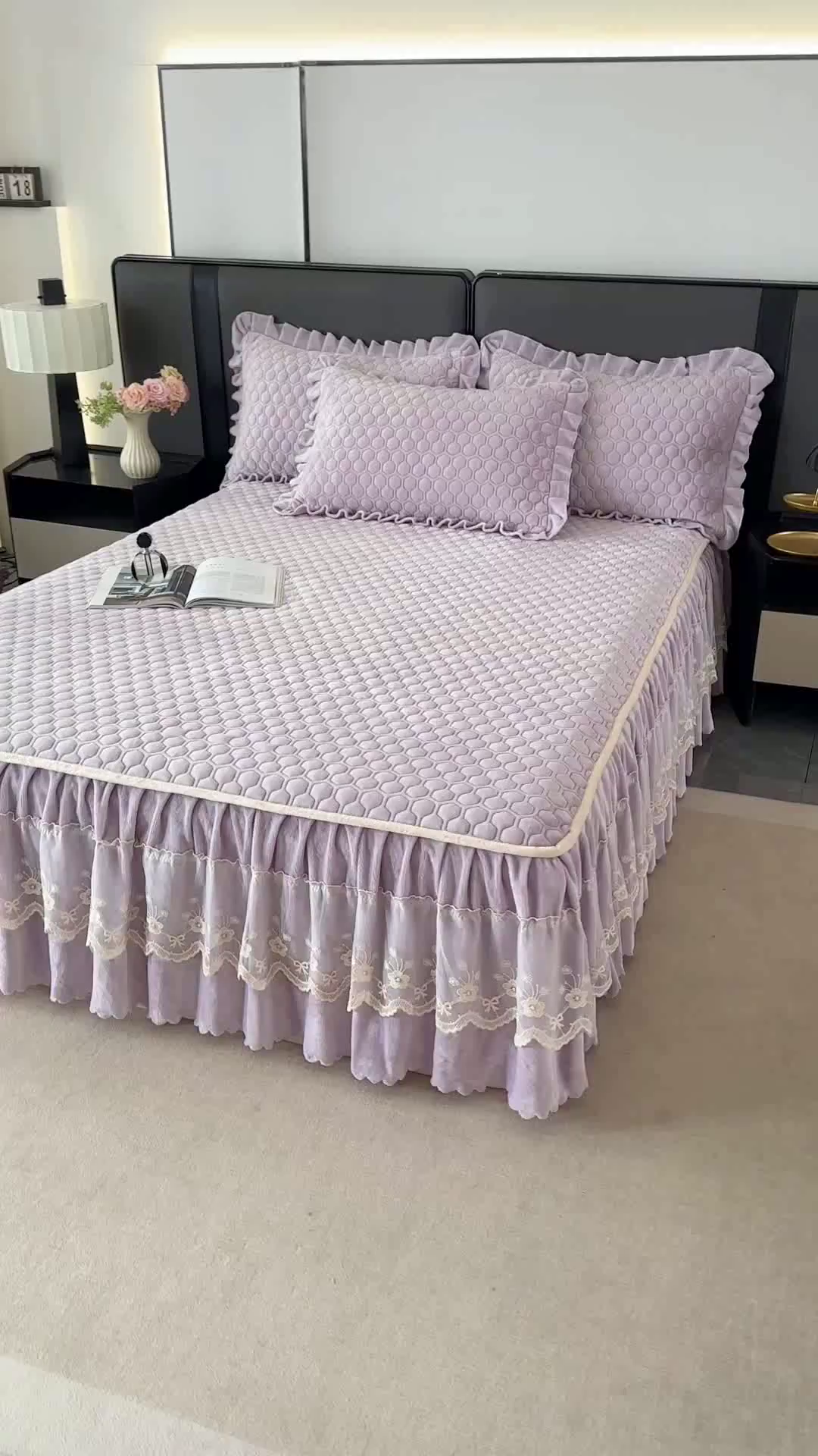 91家纺网 家纺一手货源 找家纺 董韵家纺 2025新款牛奶绒刺绣夹棉床裙三件套系列（控价） 丝语-云紫