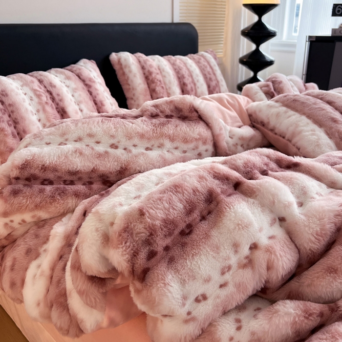 91家纺网 家纺一手货源 找家纺 梦莱斯 2025新款轻奢高克重兔毛绒四件套 粉色