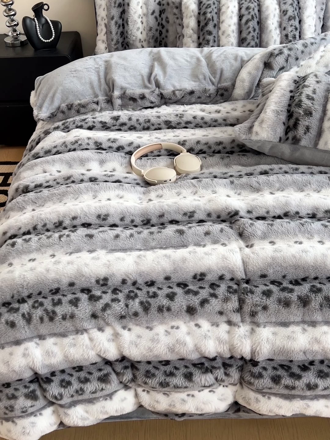 91家纺网 家纺一手货源 找家纺 梦莱斯 2025新款轻奢高克重兔毛绒四件套 灰色