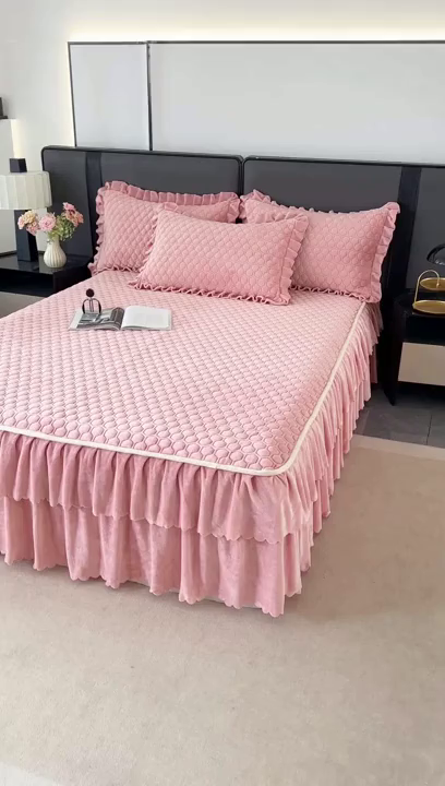 91家纺网 家纺一手货源 找家纺 董韵家纺 2025新款牛奶绒刺绣夹棉床裙三件套系列（控价） 绒语-浅豆沙