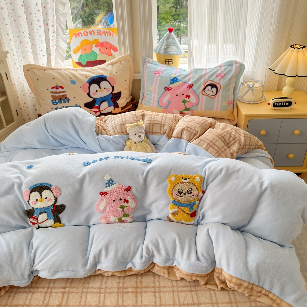 91家纺网 家纺一手货源 找家纺 典曼家纺 2025新款200g牛奶绒数码印花加毛巾绣四件套 快乐萌友