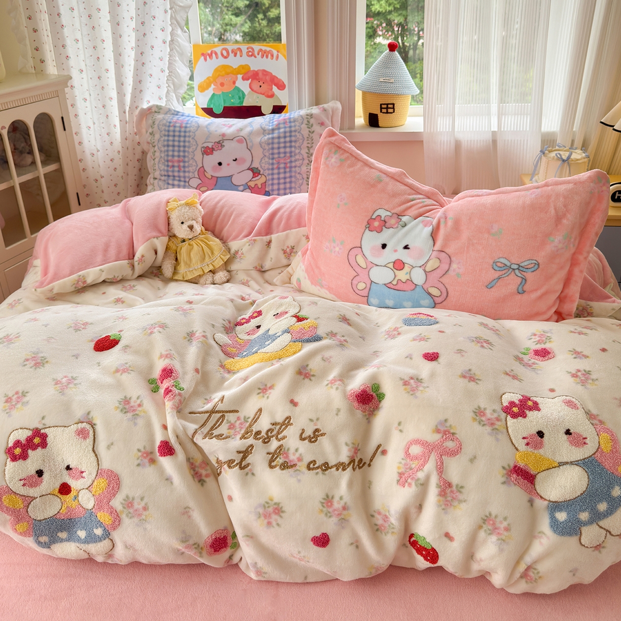 91家纺网 家纺一手货源 找家纺 典曼家纺 2025新款200g牛奶绒数码印花加毛巾绣四件套 萌喵花町