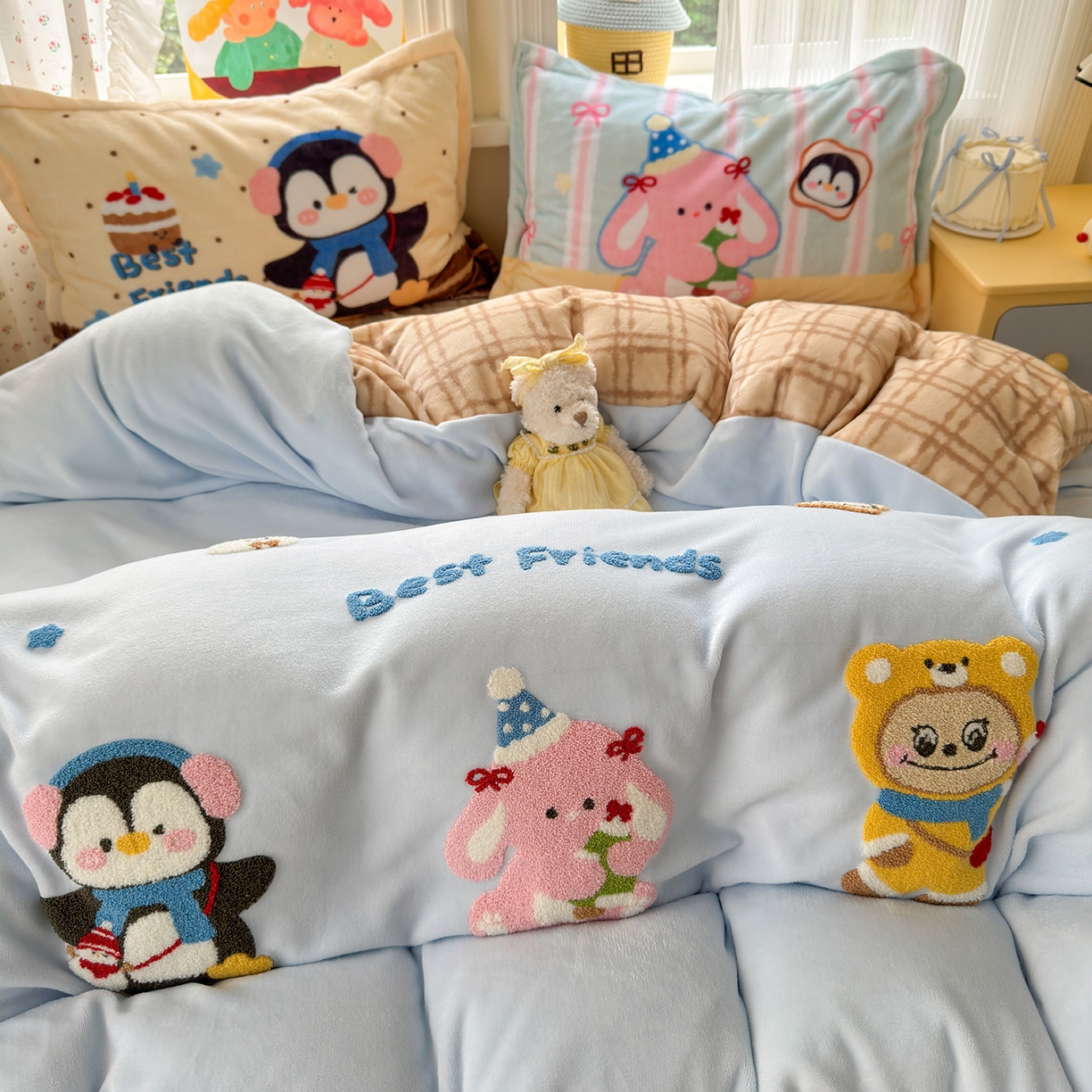 91家纺网 家纺一手货源 找家纺 典曼家纺 2025新款200g牛奶绒数码印花加毛巾绣四件套 快乐萌友