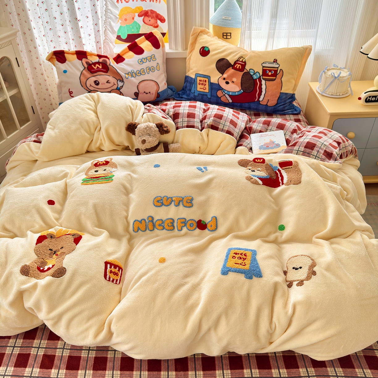 91家纺网 家纺一手货源 找家纺 典曼家纺 2025新款200g牛奶绒数码印花加毛巾绣四件套 萌餐格韵