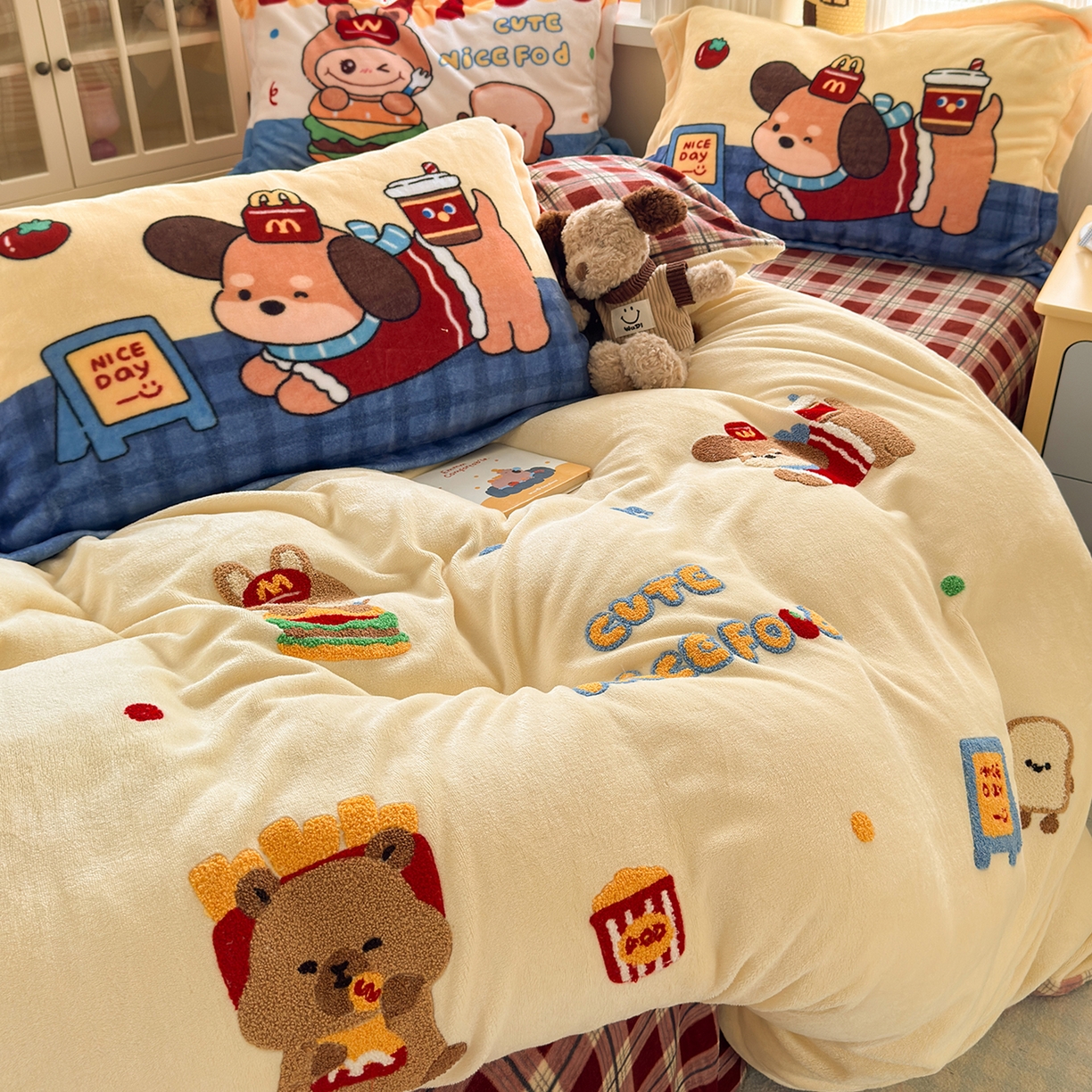 91家纺网 家纺一手货源 找家纺 典曼家纺 2025新款200g牛奶绒数码印花加毛巾绣四件套 萌餐格韵