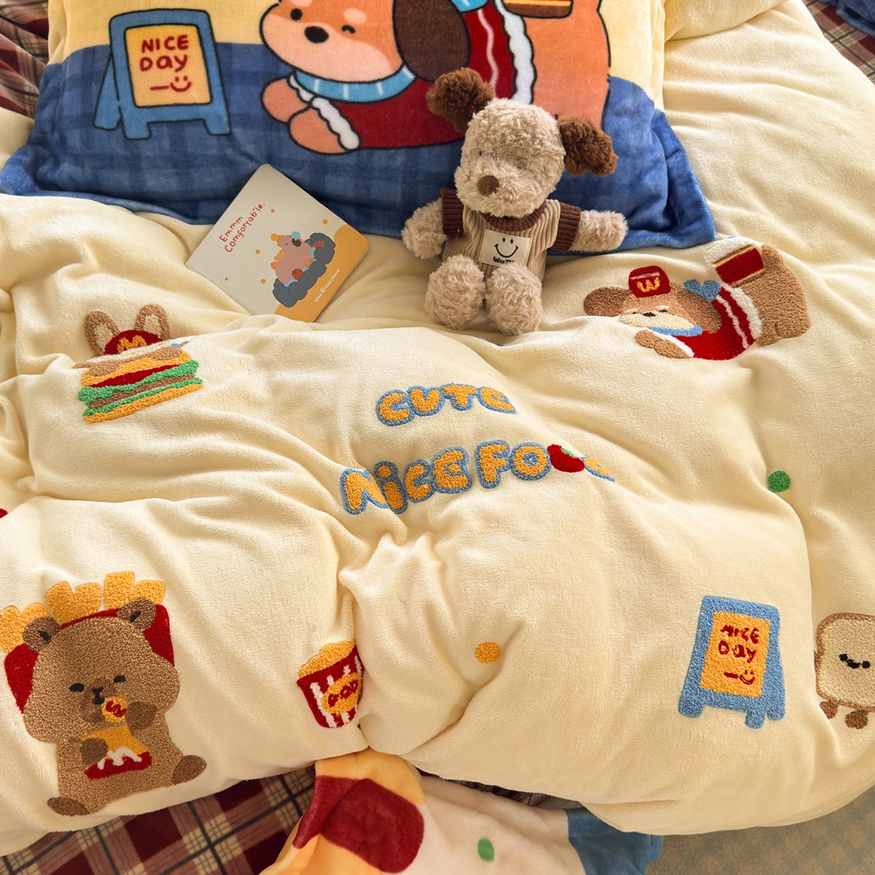 91家纺网 家纺一手货源 找家纺 典曼家纺 2025新款200g牛奶绒数码印花加毛巾绣四件套 萌餐格韵