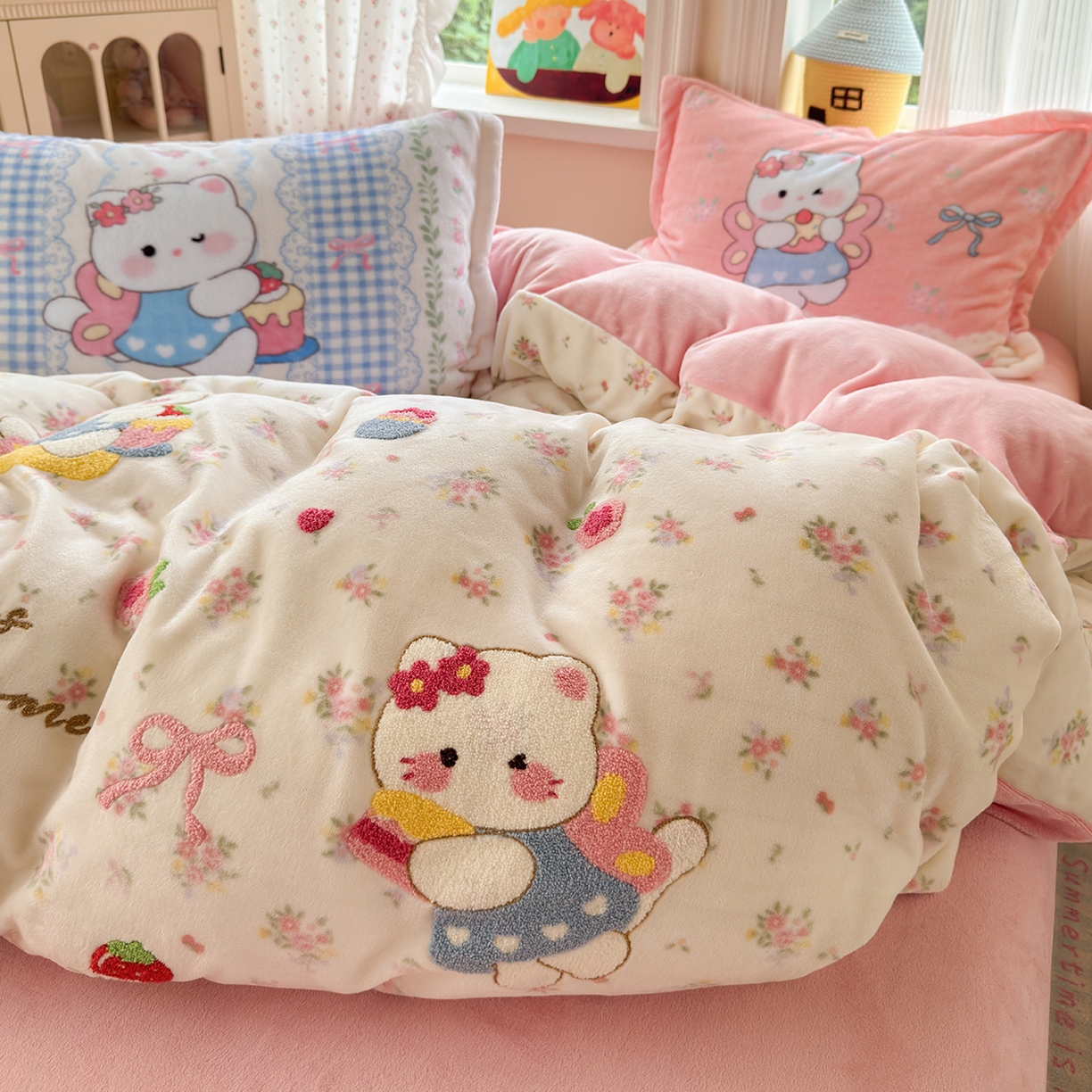 91家纺网 家纺一手货源 找家纺 典曼家纺 2025新款200g牛奶绒数码印花加毛巾绣四件套 萌喵花町