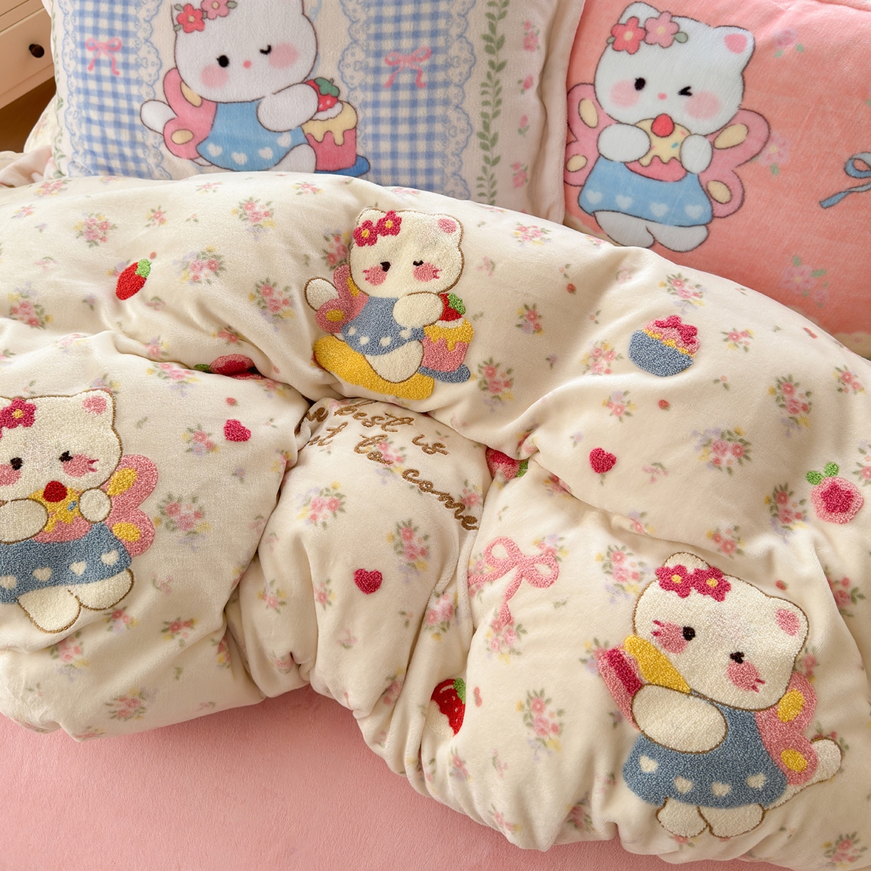 91家纺网 家纺一手货源 找家纺 典曼家纺 2025新款200g牛奶绒数码印花加毛巾绣四件套 萌喵花町