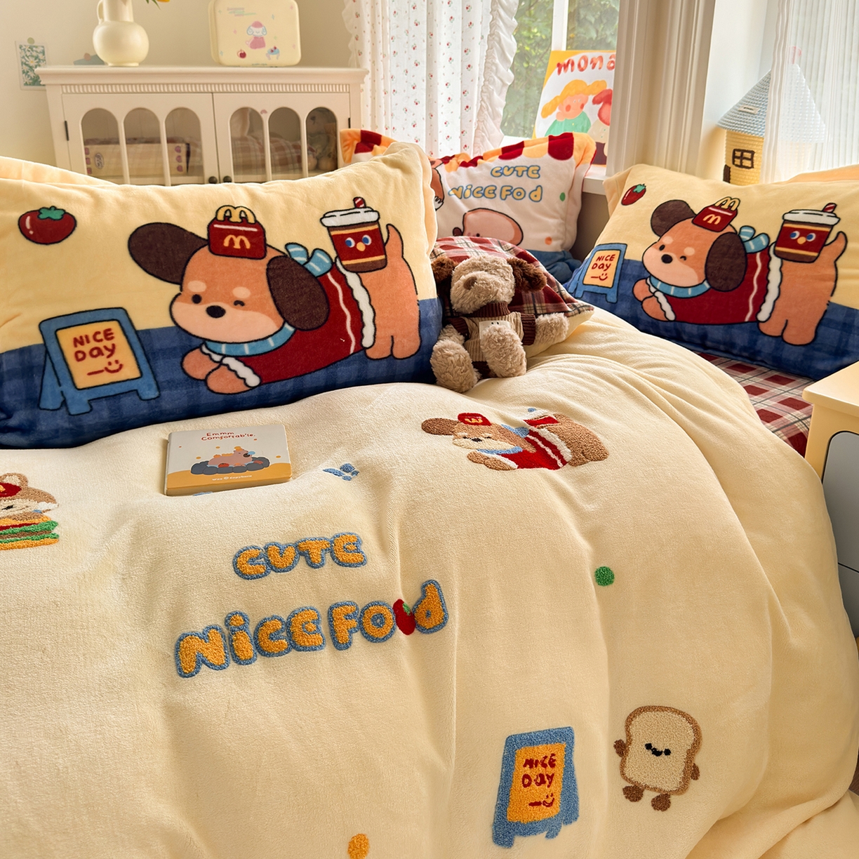 91家纺网 家纺一手货源 找家纺 典曼家纺 2025新款200g牛奶绒数码印花加毛巾绣四件套 萌餐格韵