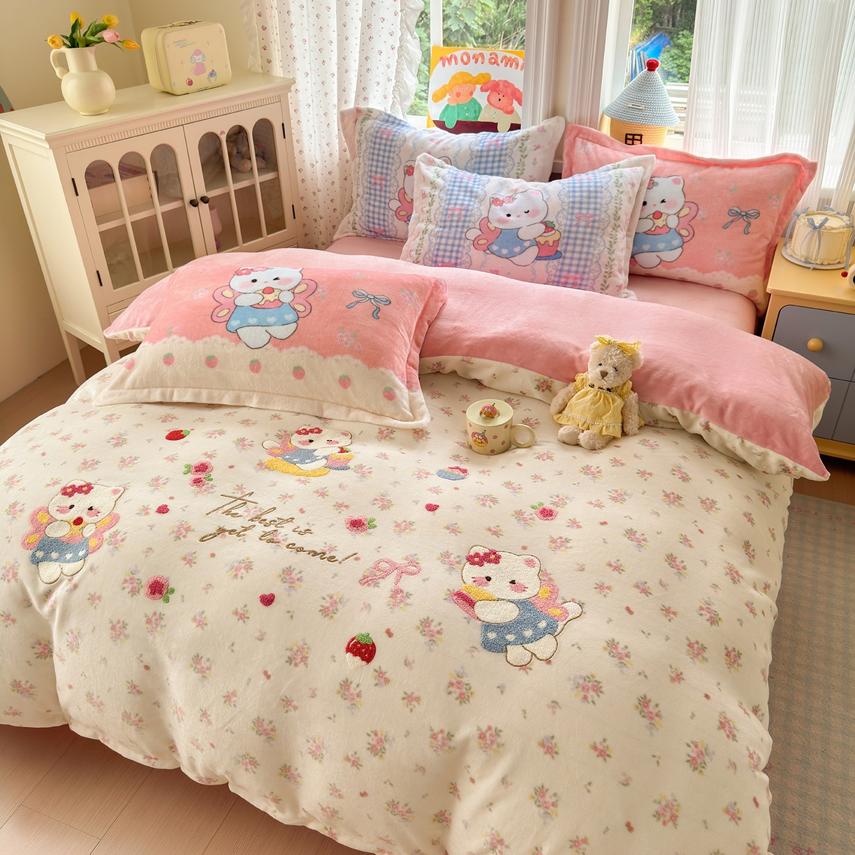 91家纺网 家纺一手货源 找家纺 典曼家纺 2025新款200g牛奶绒数码印花加毛巾绣四件套 萌喵花町