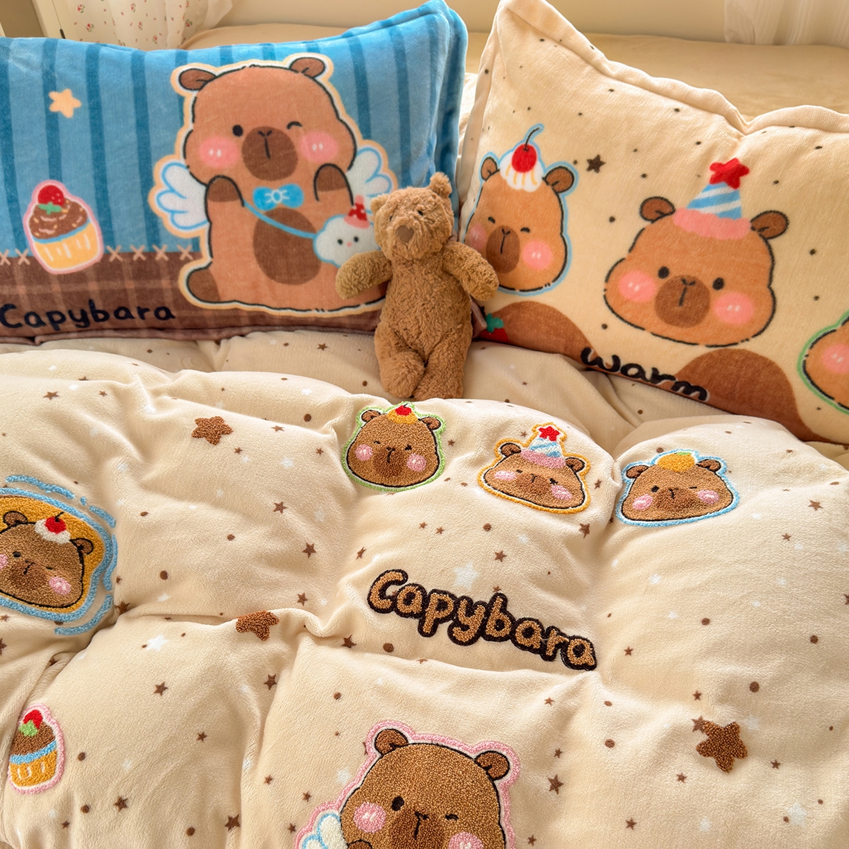 91家纺网 家纺一手货源 找家纺 典曼家纺 2025新款200g牛奶绒数码印花加毛巾绣四件套 星落卡皮