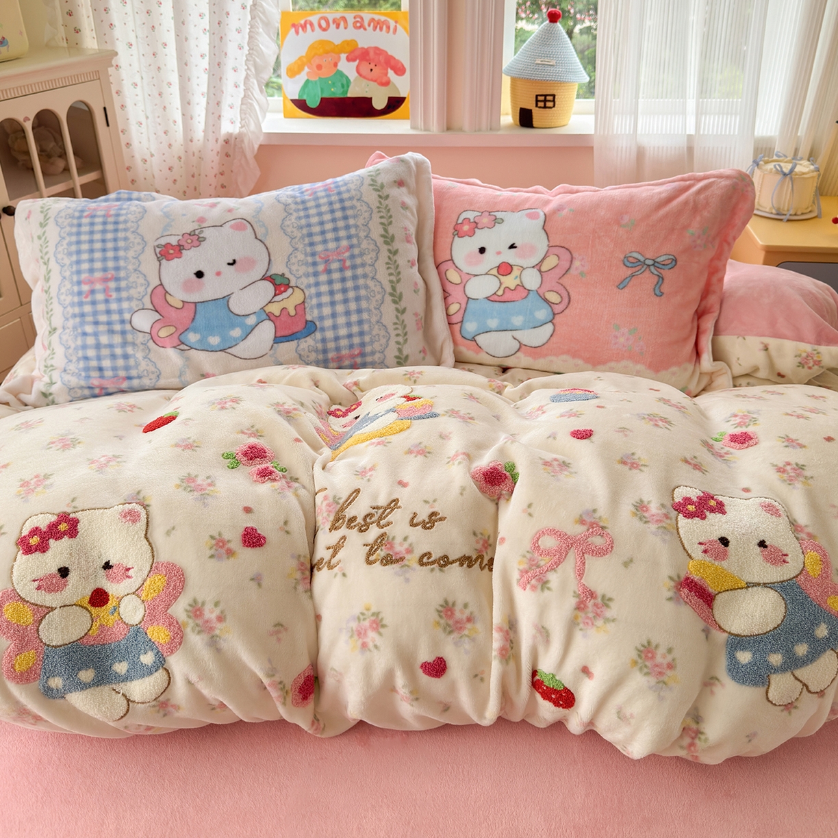 91家纺网 家纺一手货源 找家纺 典曼家纺 2025新款200g牛奶绒数码印花加毛巾绣四件套 萌喵花町