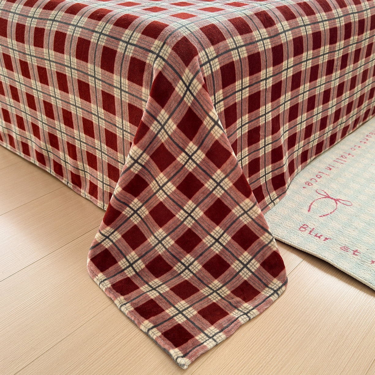 91家纺网 家纺一手货源 找家纺 典曼家纺 2025新款200g牛奶绒数码印花加毛巾绣四件套 萌餐格韵