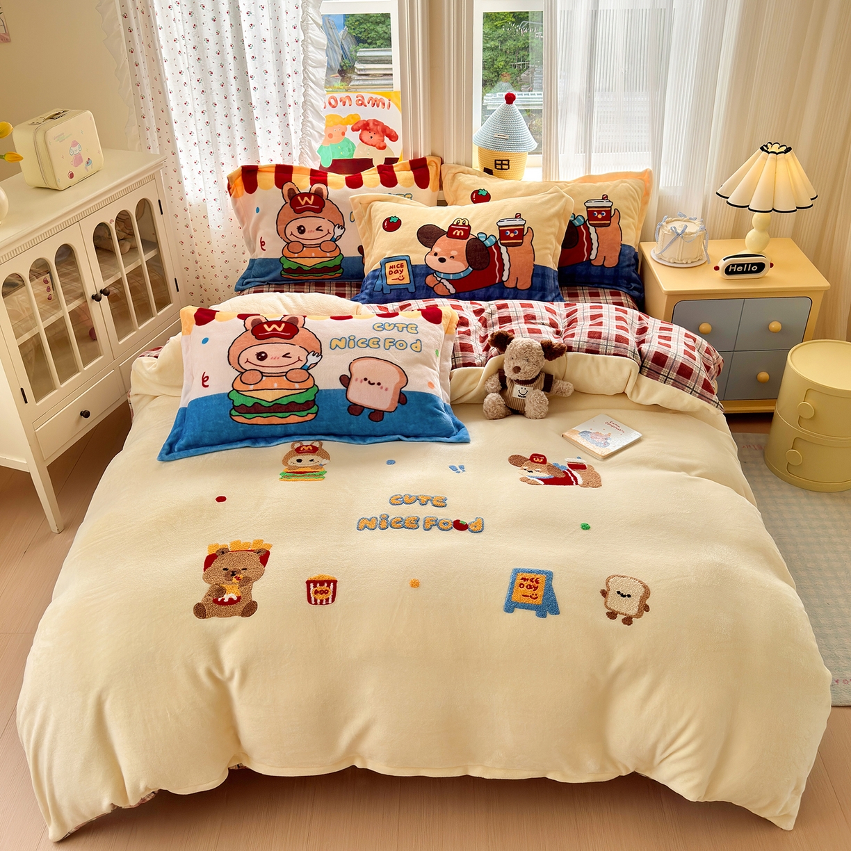 典曼家纺 2025新款200g牛奶绒数码印花加毛巾绣四件套 萌餐格韵