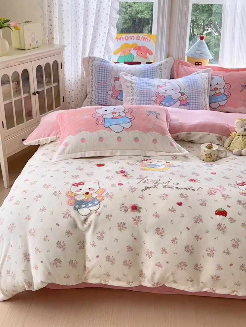 91家纺网 家纺一手货源 找家纺 典曼家纺 2025新款200g牛奶绒数码印花加毛巾绣四件套 萌喵花町