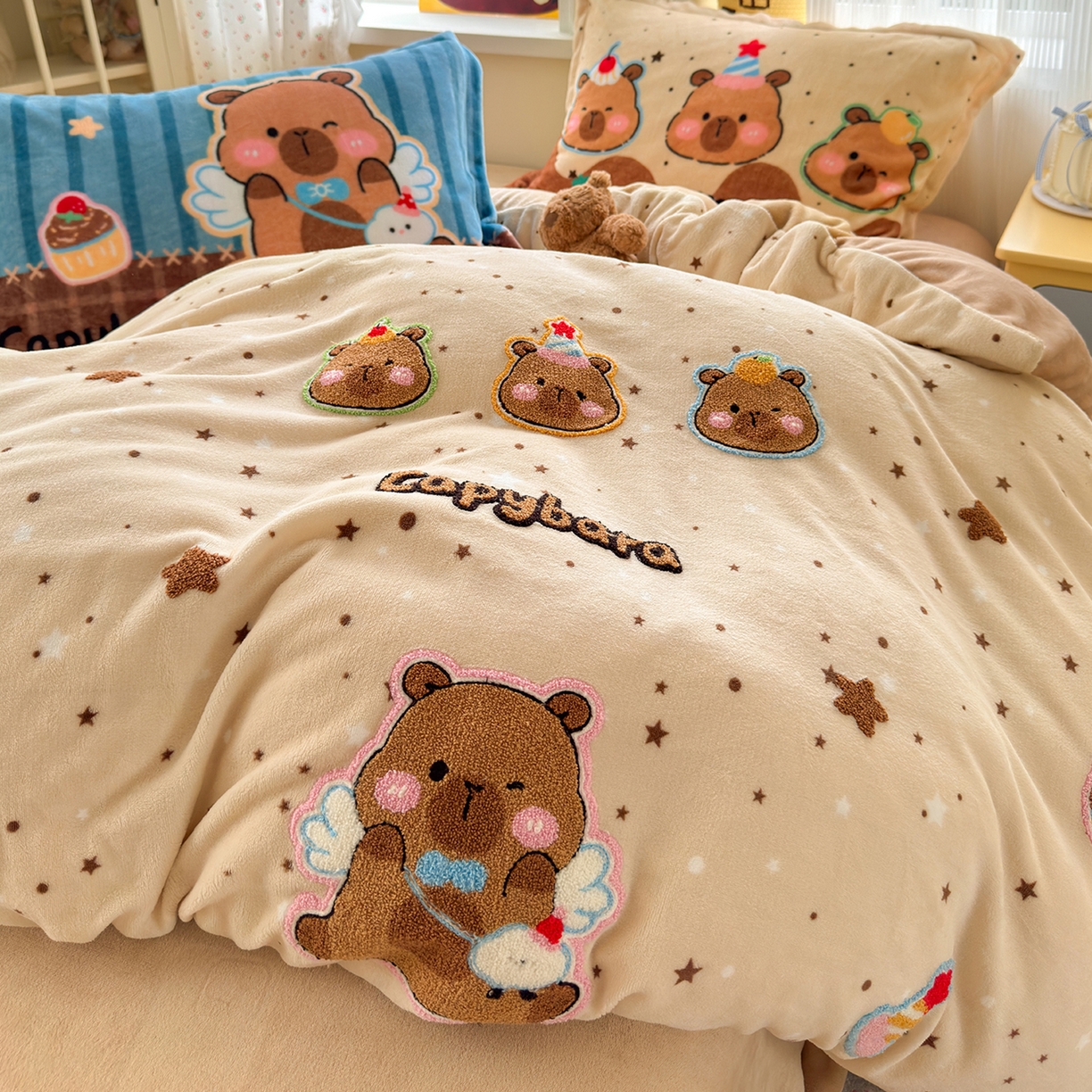 91家纺网 家纺一手货源 找家纺 典曼家纺 2025新款200g牛奶绒数码印花加毛巾绣四件套 星落卡皮