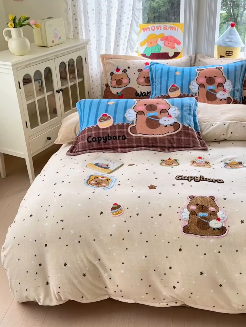 91家纺网 家纺一手货源 找家纺 典曼家纺 2025新款200g牛奶绒数码印花加毛巾绣四件套 星落卡皮