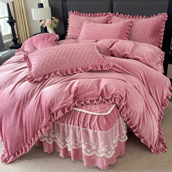 91家纺网 家纺一手货源 找家纺 董韵家纺 2025新款牛奶绒刺绣夹棉床裙四件套系列（控价） 丝语-豆沙