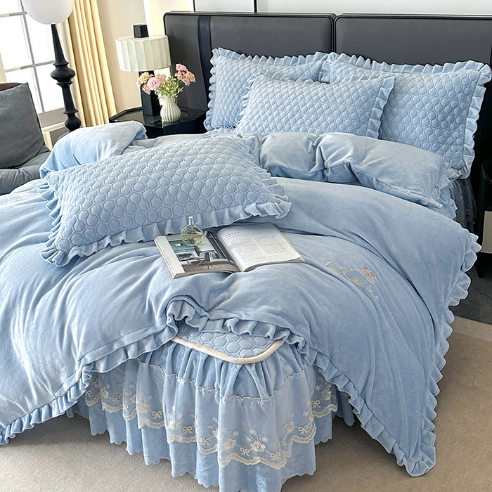 91家纺网 家纺一手货源 找家纺 董韵家纺 2025新款牛奶绒刺绣夹棉床裙四件套系列（控价） 丝语-浅穹蓝