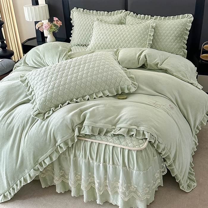 91家纺网 家纺一手货源 找家纺 董韵家纺 2025新款牛奶绒刺绣夹棉床裙四件套系列（控价） 丝语-青霭