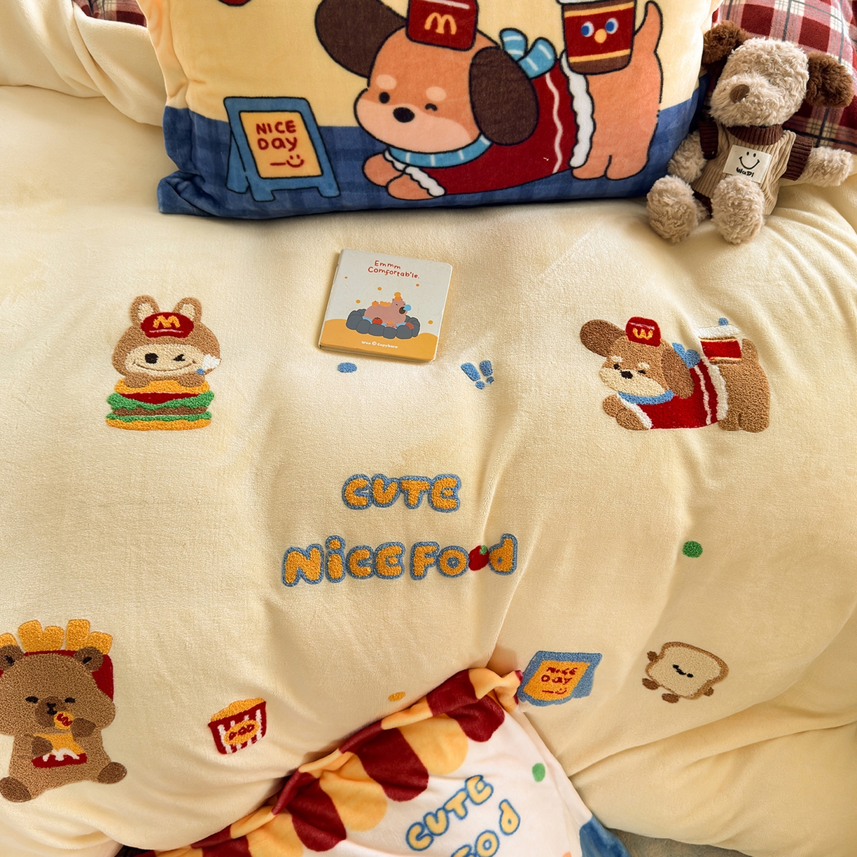 91家纺网 家纺一手货源 找家纺 典曼家纺 2025新款200g牛奶绒数码印花加毛巾绣四件套 萌餐格韵