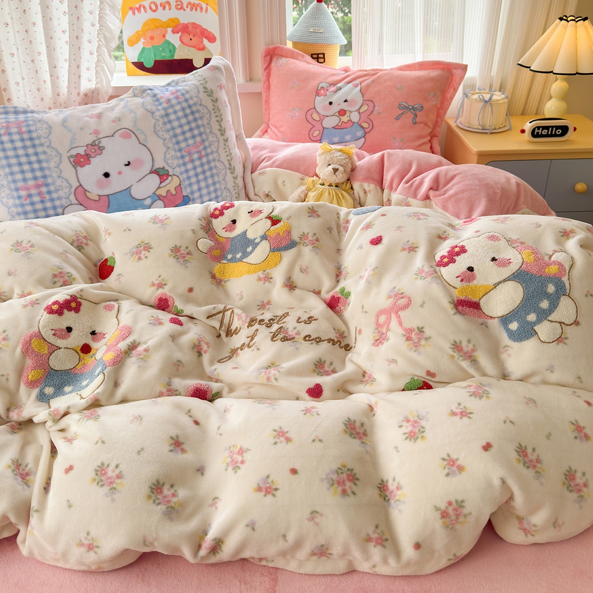 91家纺网 家纺一手货源 找家纺 典曼家纺 2025新款200g牛奶绒数码印花加毛巾绣四件套 萌喵花町