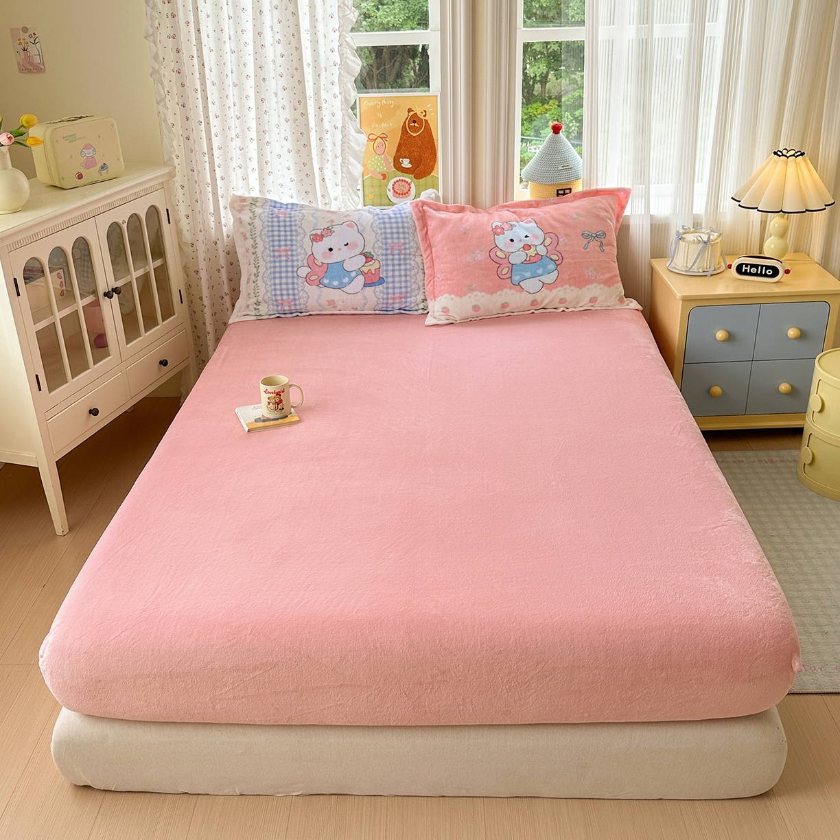 91家纺网 家纺一手货源 找家纺 典曼家纺 2025新款200g牛奶绒数码印花加毛巾绣四件套 萌喵花町