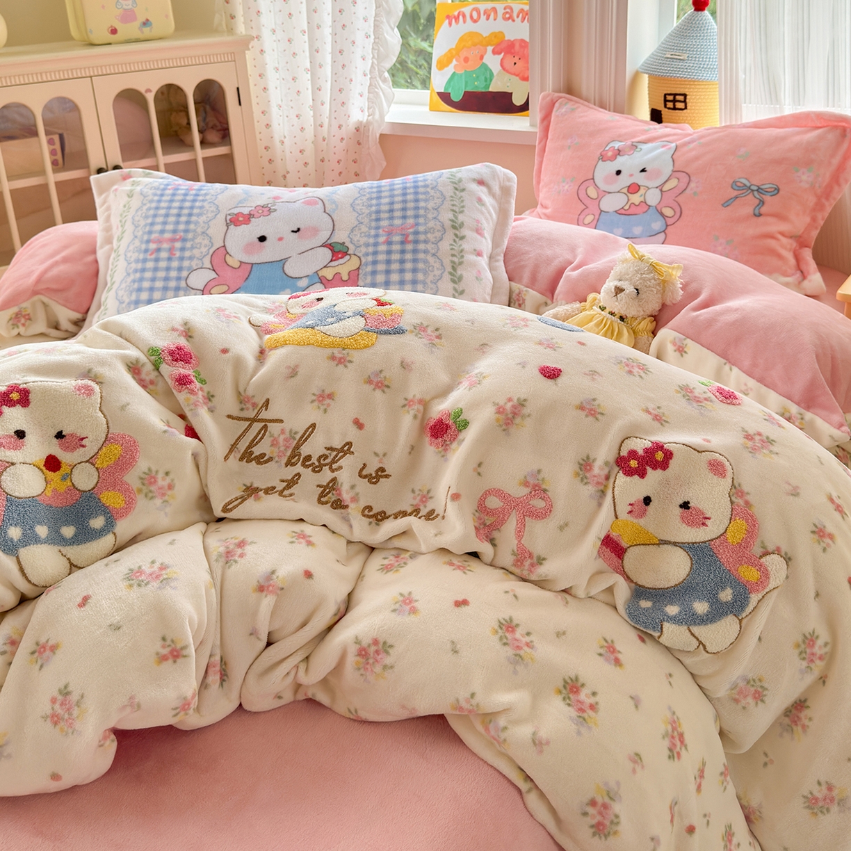 91家纺网 家纺一手货源 找家纺 典曼家纺 2025新款200g牛奶绒数码印花加毛巾绣四件套 萌喵花町