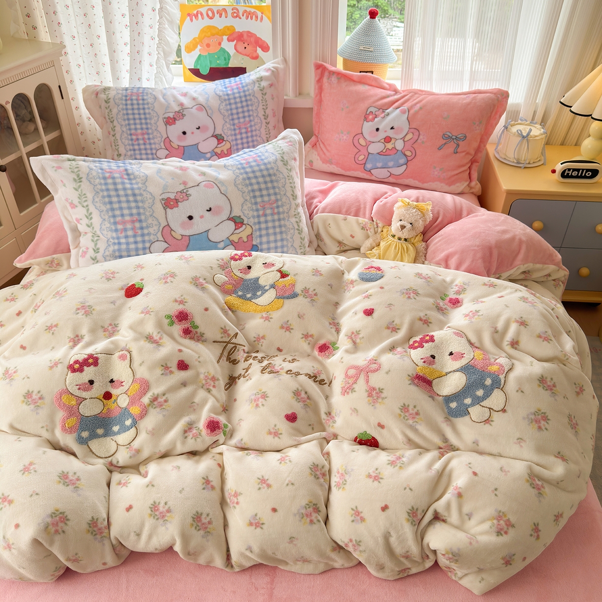 91家纺网 家纺一手货源 找家纺 典曼家纺 2025新款200g牛奶绒数码印花加毛巾绣四件套 萌喵花町