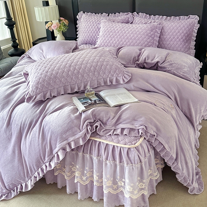 91家纺网 家纺一手货源 找家纺 董韵家纺 2025新款牛奶绒刺绣夹棉床裙四件套系列（控价） 丝语-云紫