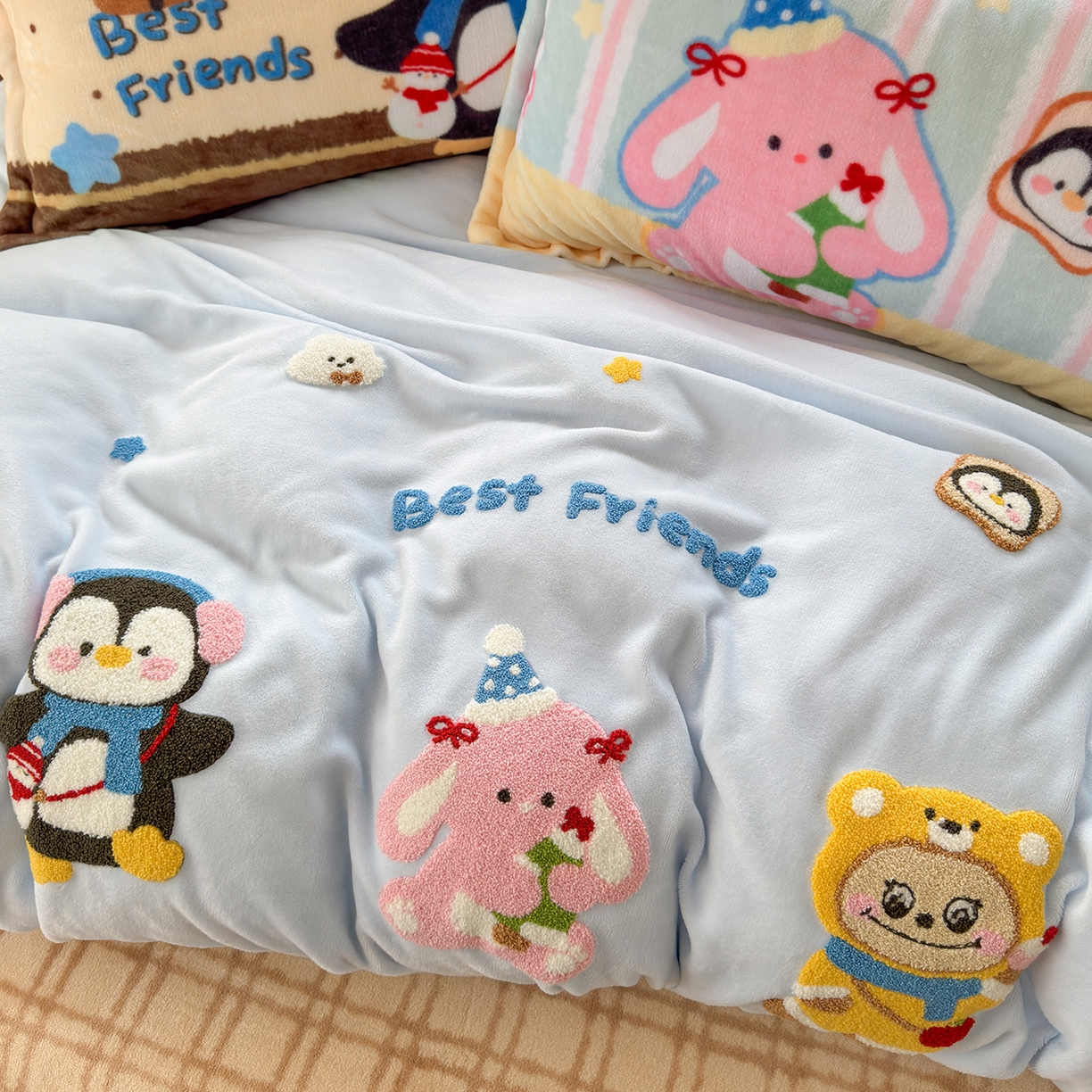 91家纺网 家纺一手货源 找家纺 典曼家纺 2025新款200g牛奶绒数码印花加毛巾绣四件套 快乐萌友